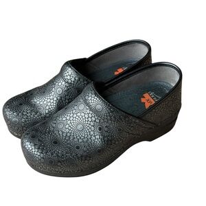 Dansko Pro XP Womens Clogs Black Medallion Embossed Leather 37 EU 7-7.5 US